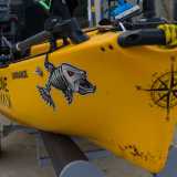 Restiamo affascinati da un kayak di colore giallo dotato di mille accessori...